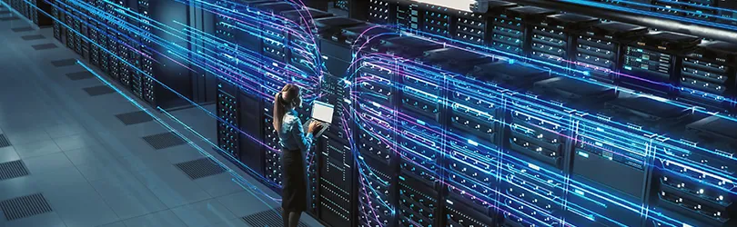 Rechenzentrum mit IT-Expertin, die an einem Server arbeitet – sichere Cloud Lösung für Unternehmen